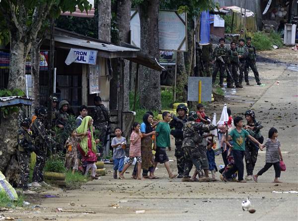 170807-philippines-trapped-villagers-se-1155a_9bac85f5bf9e25f8ee27ba5a5ff2b019.nbcnews-ux-600-480